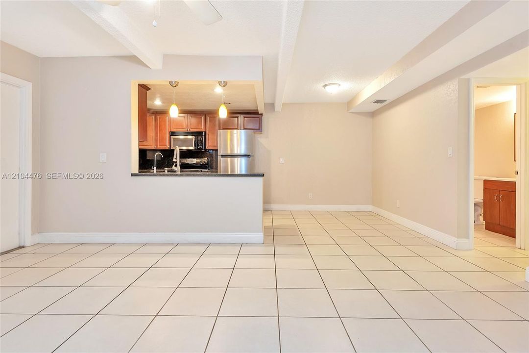 For Rent: $1,800 (2 beds, 2 baths, 905 Square Feet)