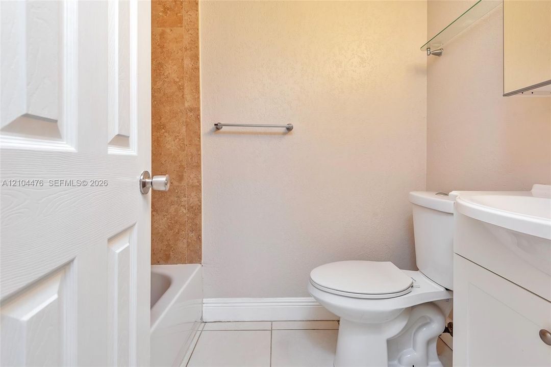For Rent: $1,800 (2 beds, 2 baths, 905 Square Feet)