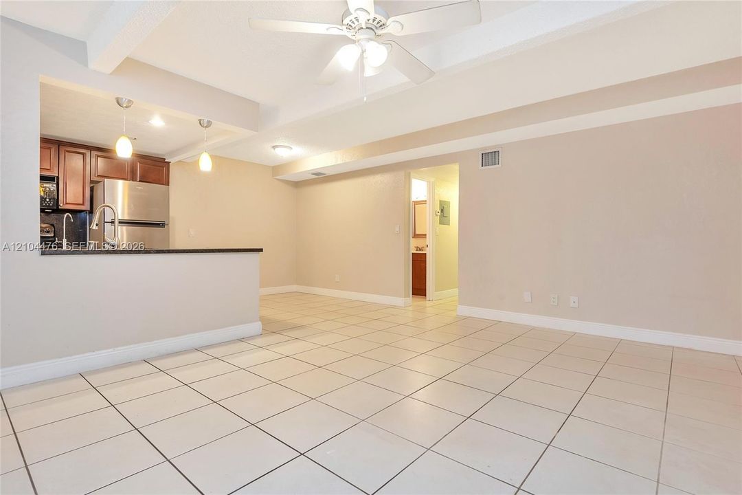 For Rent: $1,800 (2 beds, 2 baths, 905 Square Feet)