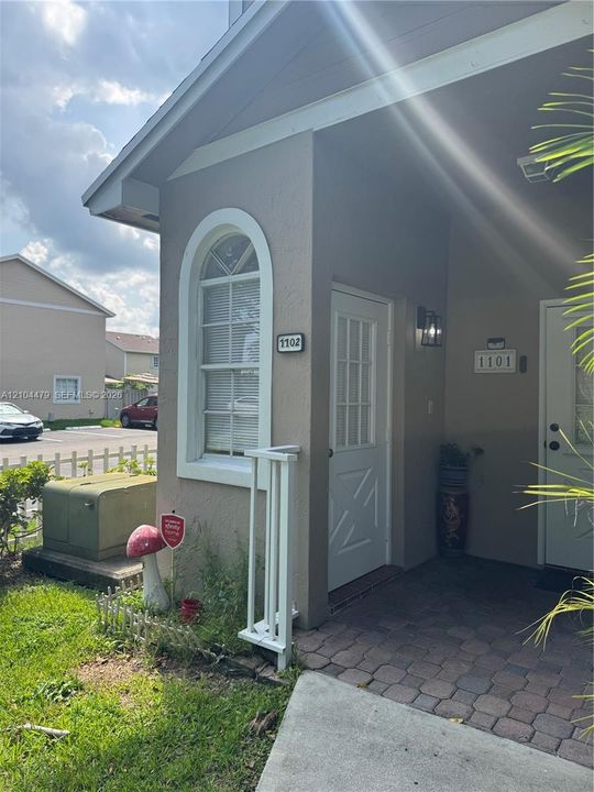 For Rent: $1,800 (1 beds, 1 baths, 770 Square Feet)