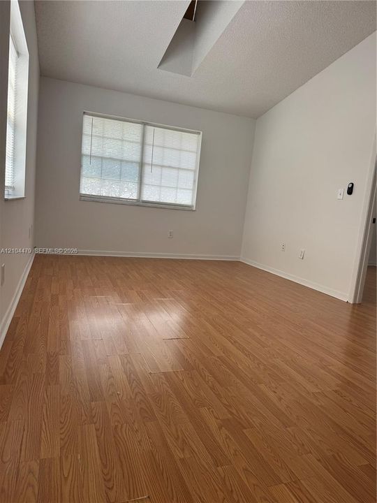 For Rent: $1,800 (1 beds, 1 baths, 770 Square Feet)