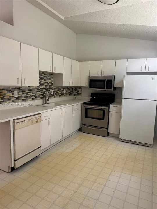 For Rent: $1,800 (1 beds, 1 baths, 770 Square Feet)