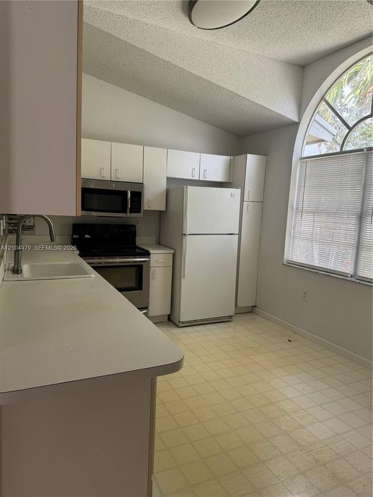 For Rent: $1,800 (1 beds, 1 baths, 770 Square Feet)