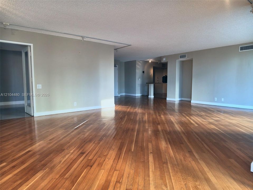 For Sale: $689,900 (3 beds, 3 baths, 1028 Square Feet)