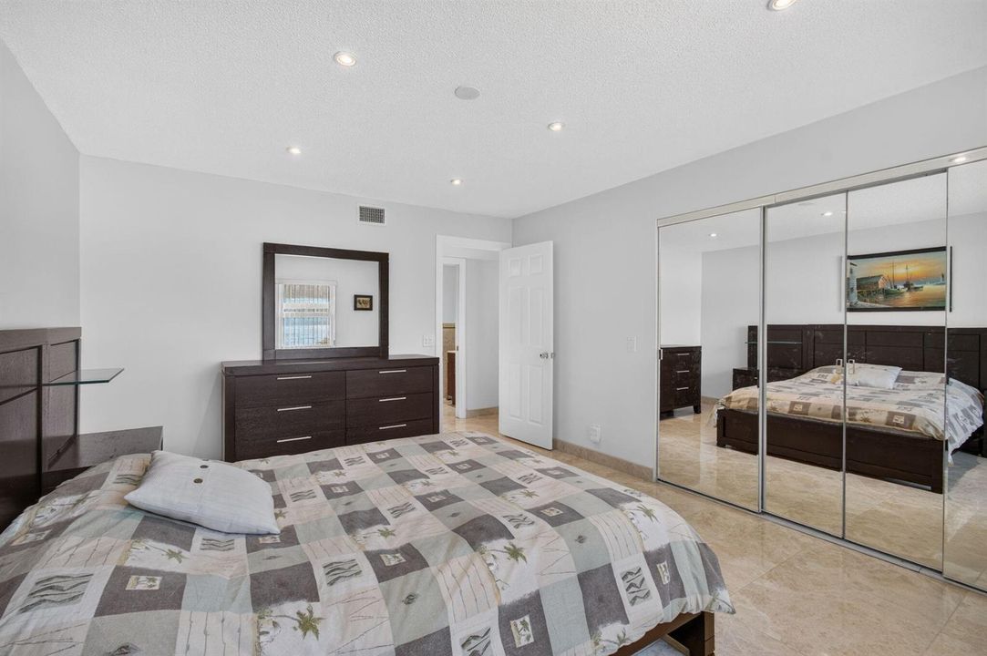 Guest bedroom (4)