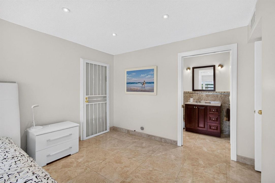 Master bedroom (3)