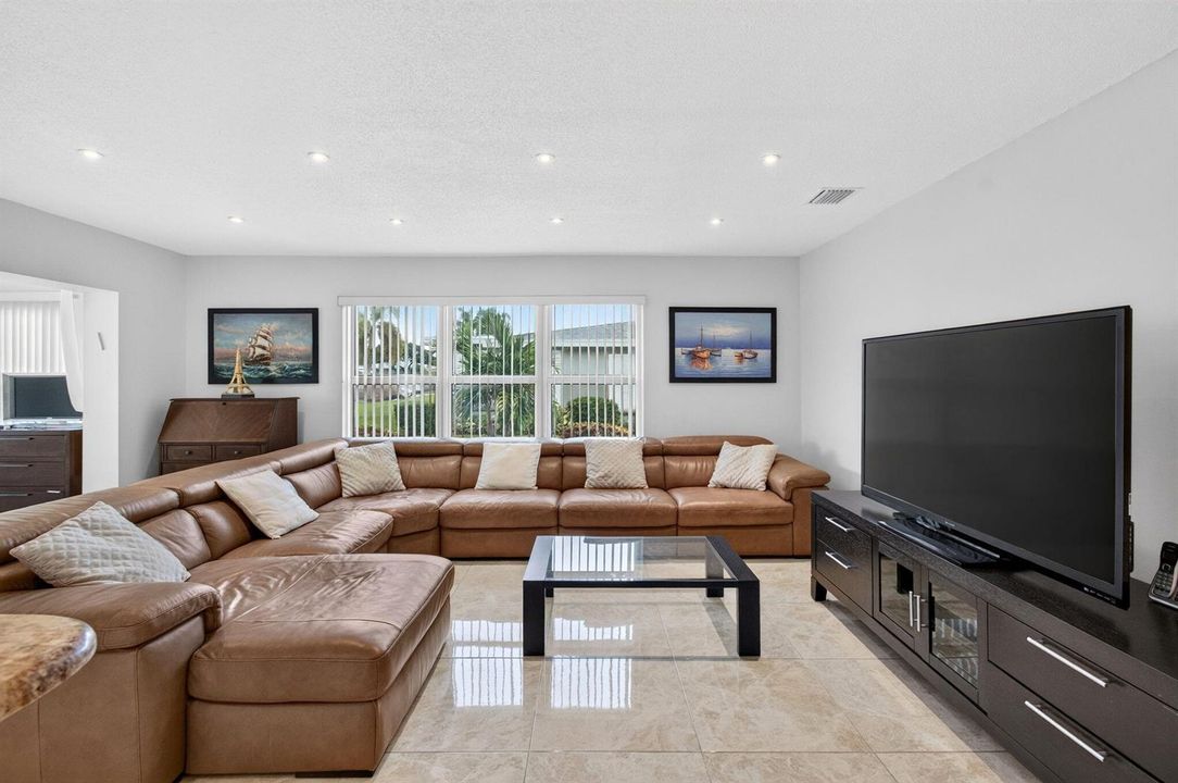 Spacious and sunny living room (2)
