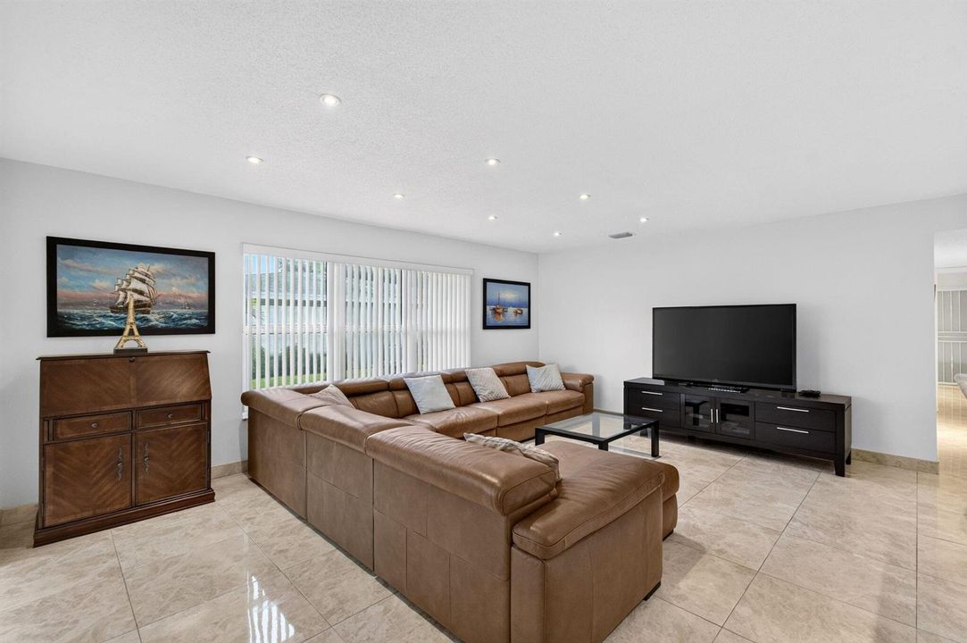 Spacious and sunny living room (1)