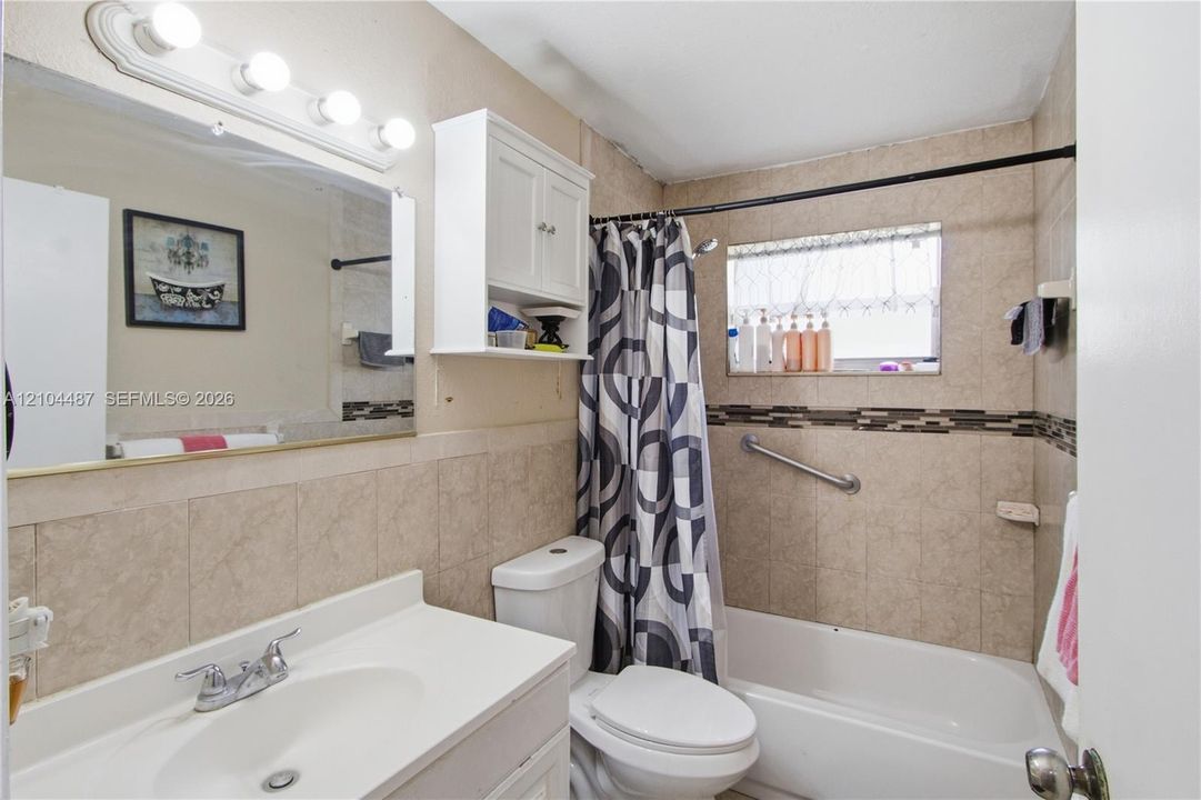 На продажу: $399,900 (3 спален, 1 ванн, 1040 Квадратных фут)