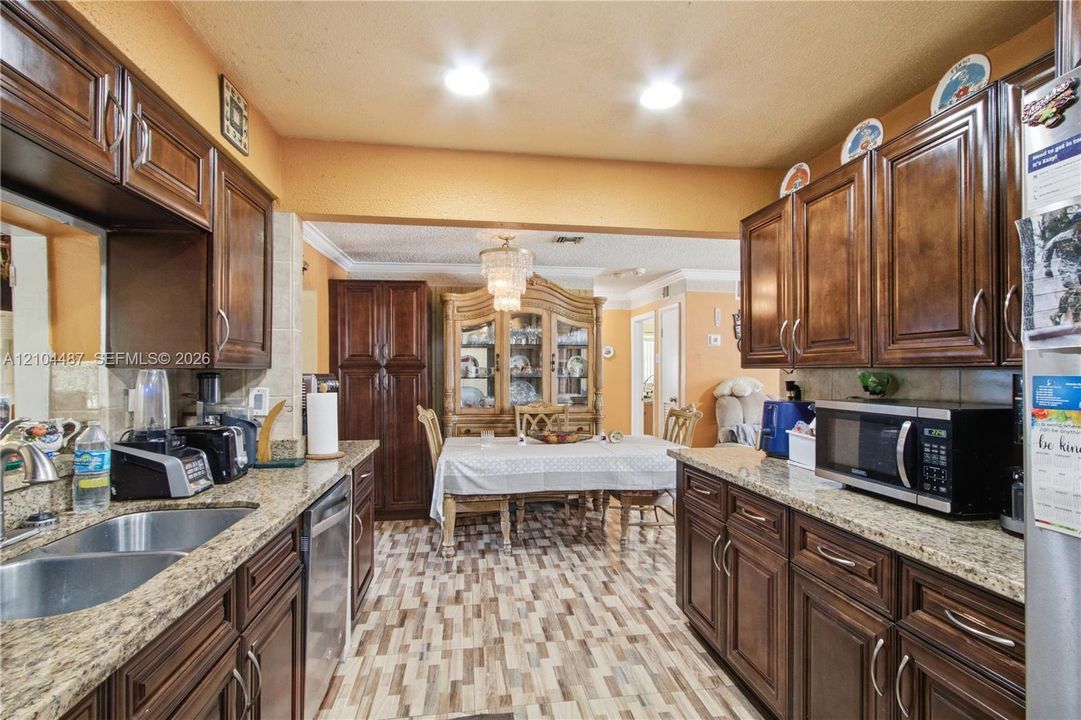 На продажу: $399,900 (3 спален, 1 ванн, 1040 Квадратных фут)