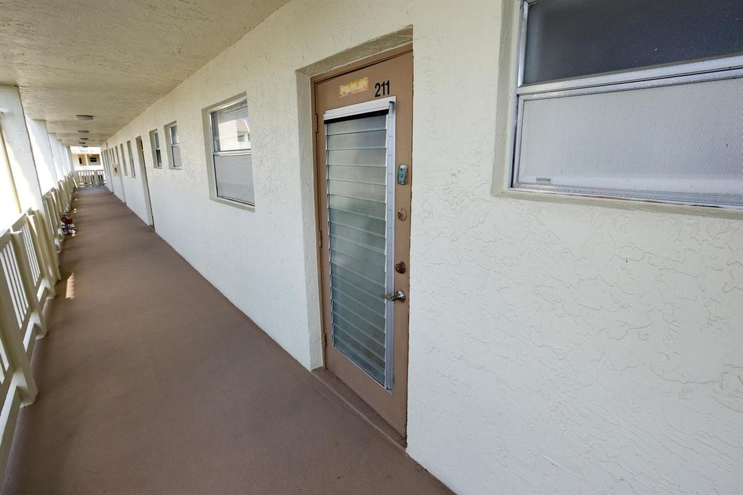 007-034-Exterior Front-4200x2802
