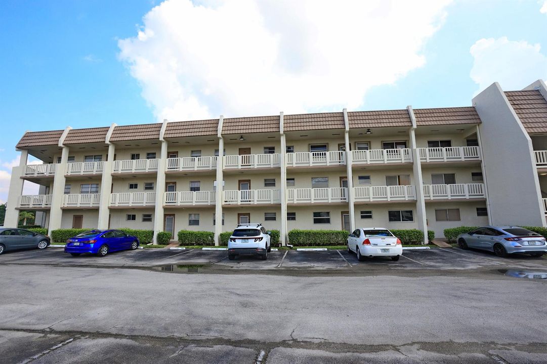 003-016-Exterior Front-4200x2802