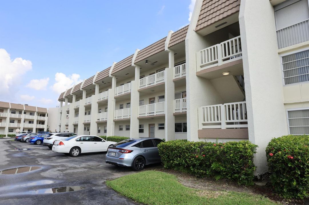 005-028-Exterior Front-4200x2802