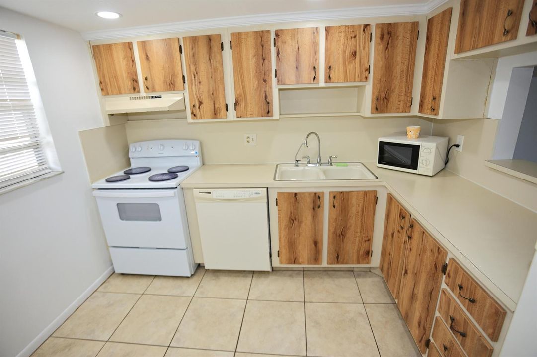 010-027-Kitchen-4200x2802