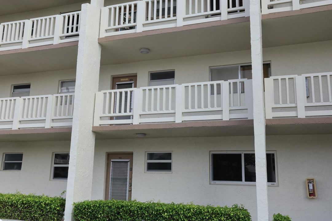 004-015-Exterior Front-4200x2802