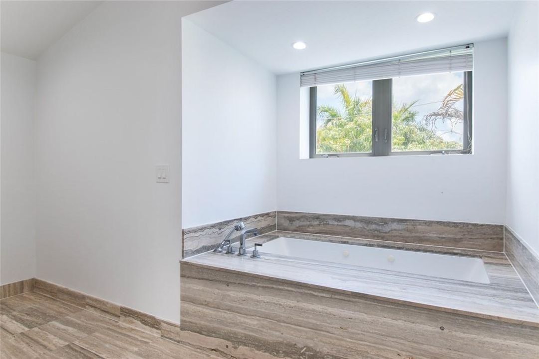 Primary Bath Soaking Tub/Jacuzzi