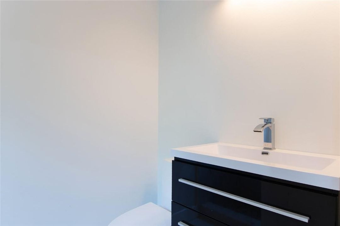 Guest full ensuite bath