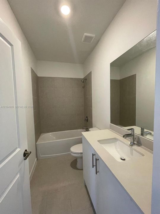 В аренду: $2,600 (3 спален, 3 ванн, 1330 Квадратных фут)