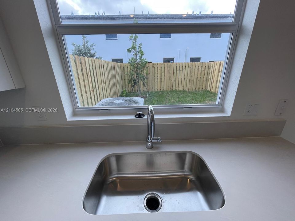 В аренду: $2,600 (3 спален, 3 ванн, 1330 Квадратных фут)