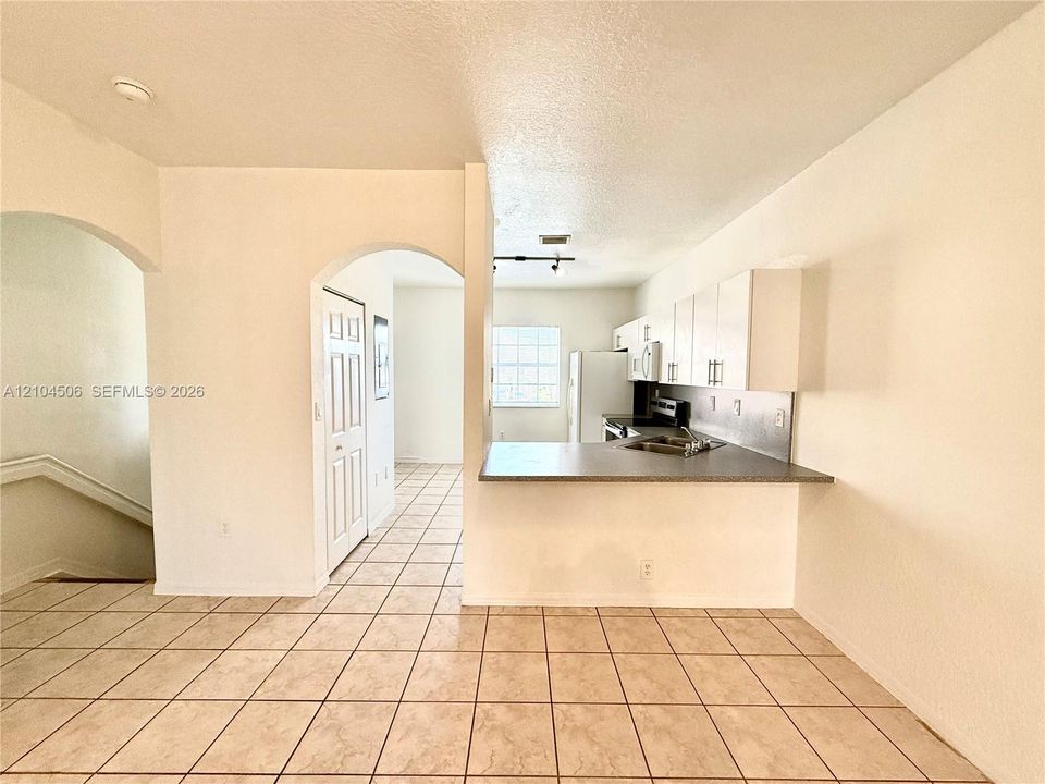 For Rent: $2,800 (3 beds, 2 baths, 1370 Square Feet)