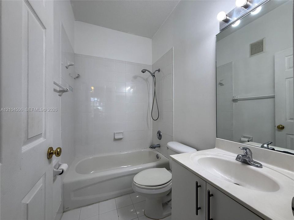 For Rent: $2,800 (3 beds, 2 baths, 1370 Square Feet)