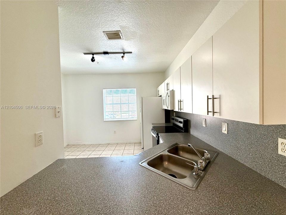 For Rent: $2,800 (3 beds, 2 baths, 1370 Square Feet)