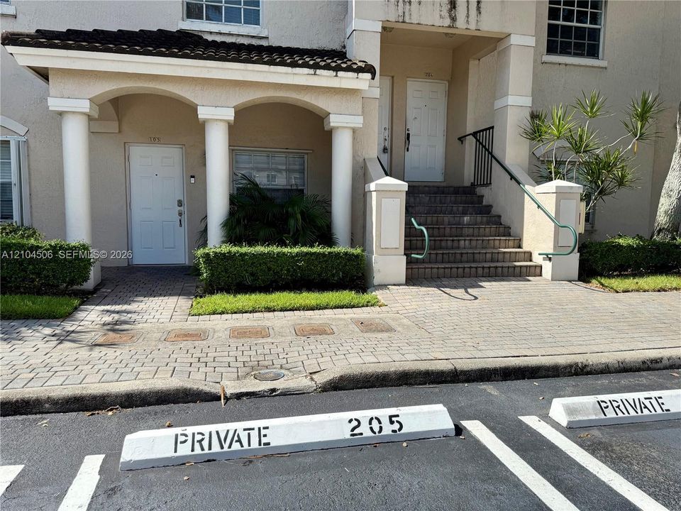 For Rent: $2,800 (3 beds, 2 baths, 1370 Square Feet)