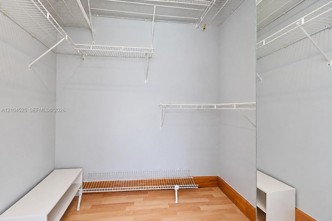 WALK-IN CLOSET