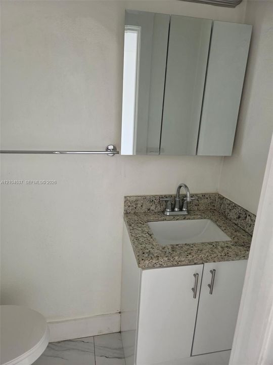 For Rent: $2,400 (2 beds, 1 baths, 900 Square Feet)