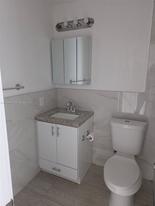 For Rent: $2,400 (2 beds, 1 baths, 900 Square Feet)