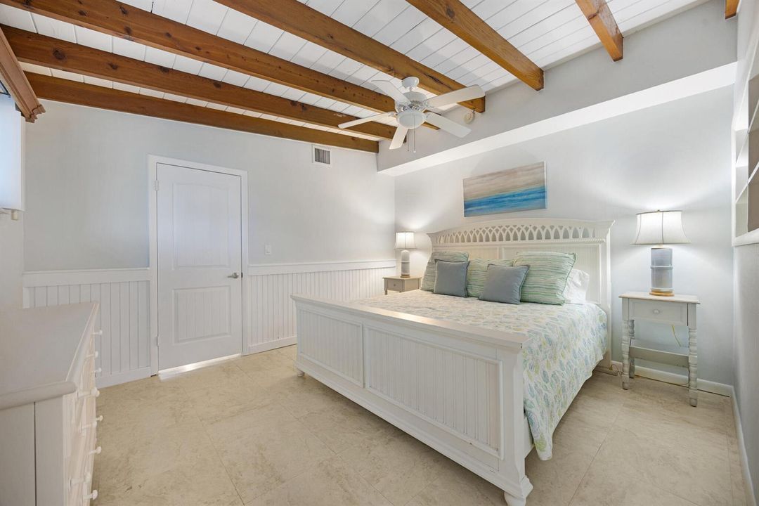 Accommodates king bed