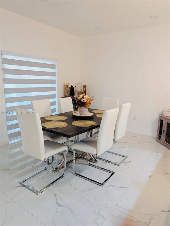 出租: $3,800 (4 贝兹, 2 浴室, 1601 平方英尺)