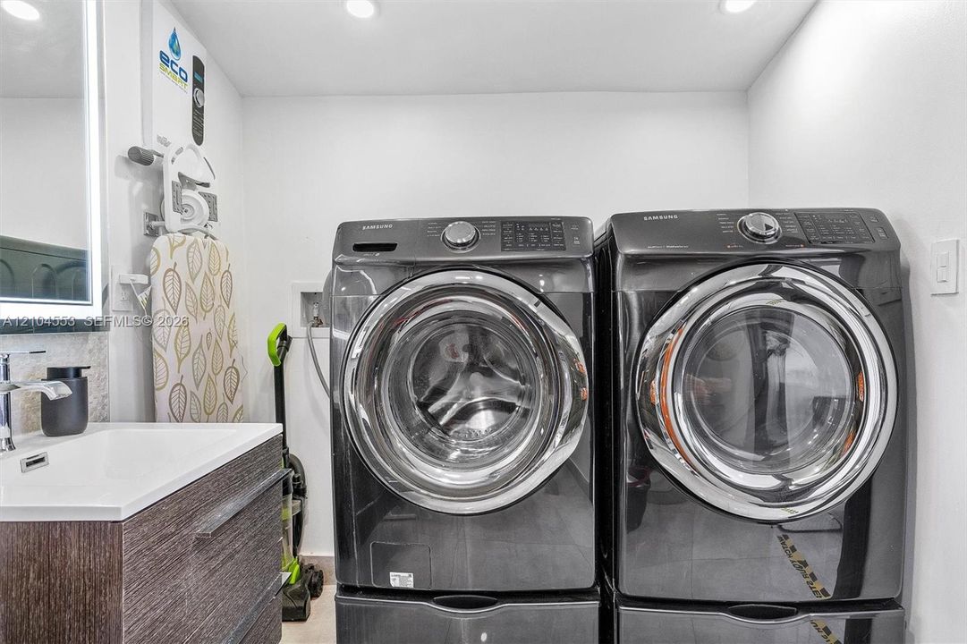 На продажу: $1,499,000 (4 спален, 3 ванн, 1650 Квадратных фут)