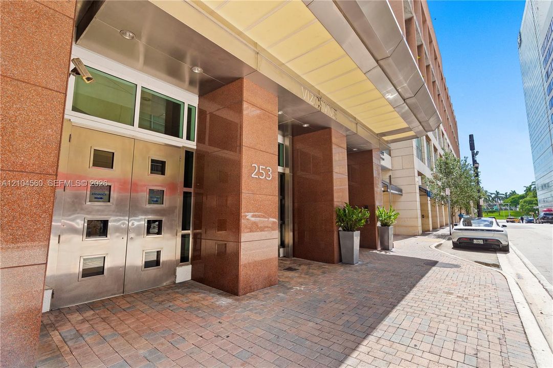 For Sale: $385,000 (1 beds, 1 baths, 978 Square Feet)
