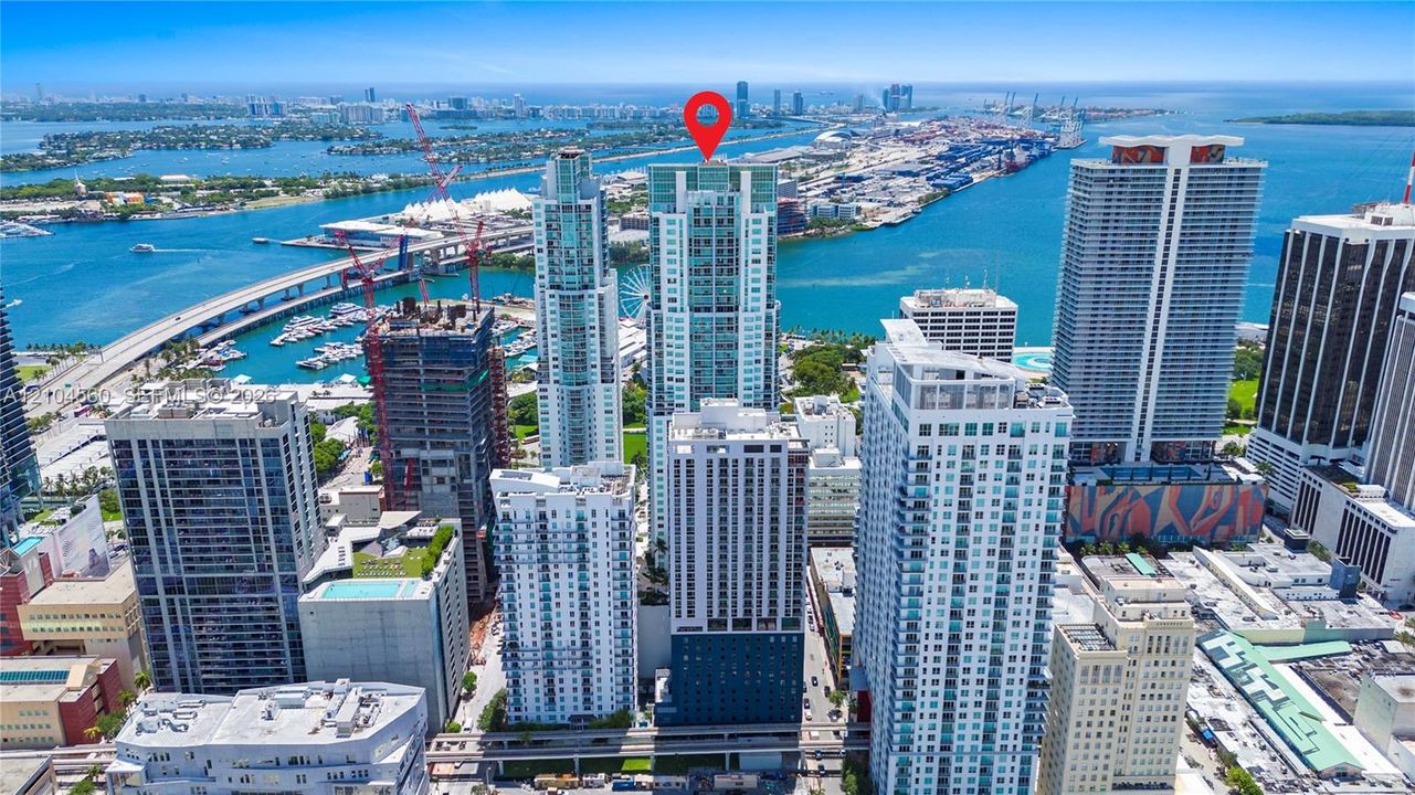 For Sale: $385,000 (1 beds, 1 baths, 978 Square Feet)