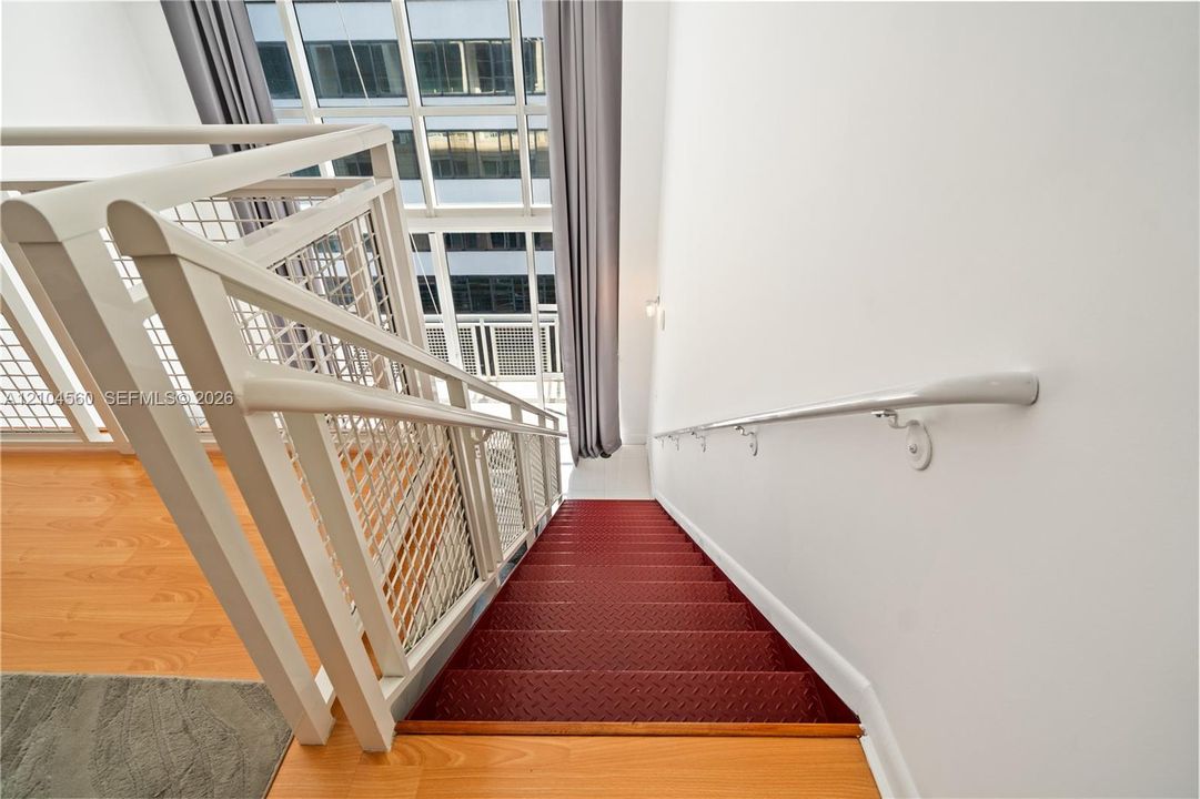 For Sale: $385,000 (1 beds, 1 baths, 978 Square Feet)