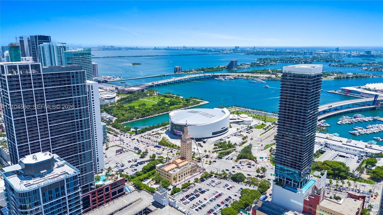 For Sale: $385,000 (1 beds, 1 baths, 978 Square Feet)