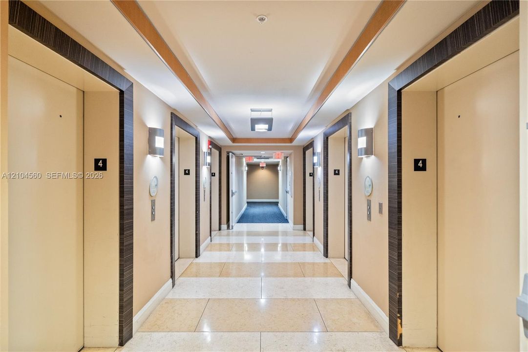 For Sale: $385,000 (1 beds, 1 baths, 978 Square Feet)