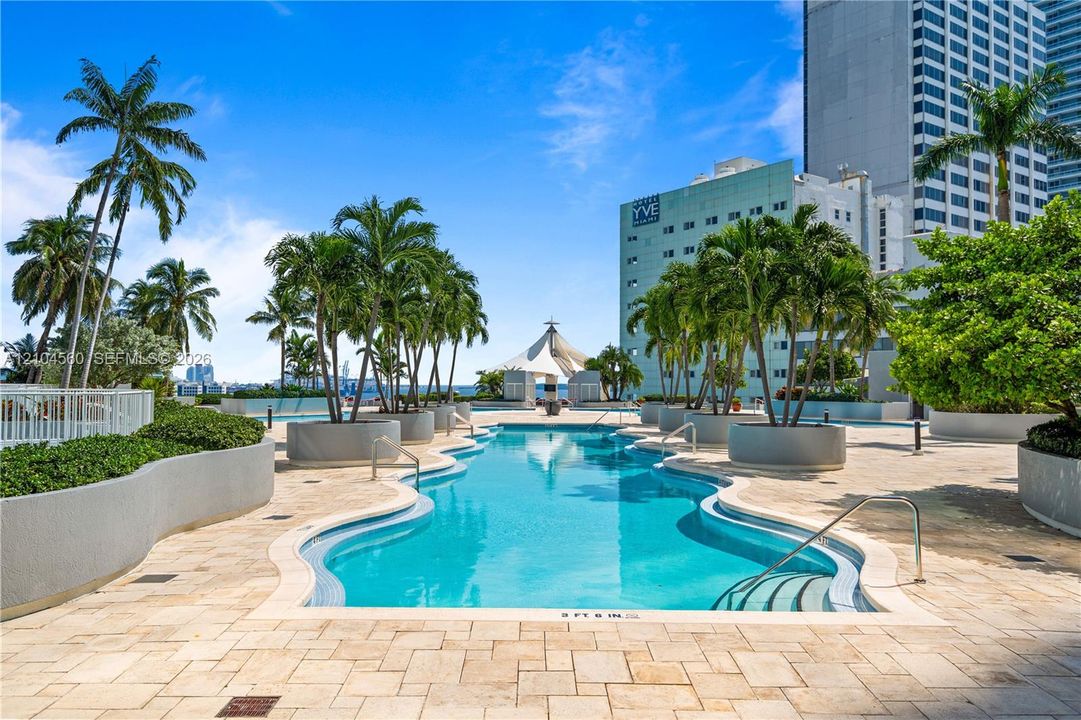 For Sale: $385,000 (1 beds, 1 baths, 978 Square Feet)