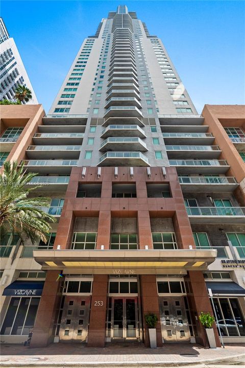 For Sale: $385,000 (1 beds, 1 baths, 978 Square Feet)