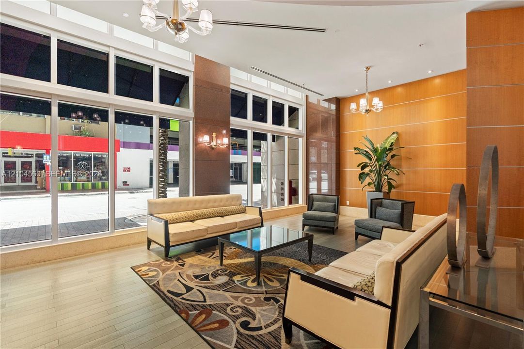 For Sale: $385,000 (1 beds, 1 baths, 978 Square Feet)