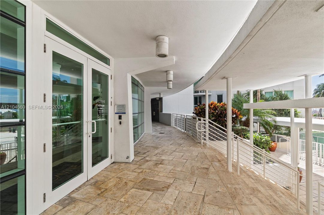 For Sale: $385,000 (1 beds, 1 baths, 978 Square Feet)
