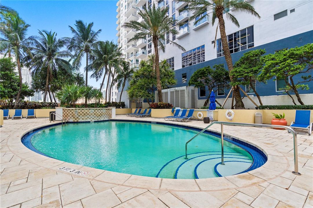 For Sale: $385,000 (1 beds, 1 baths, 978 Square Feet)