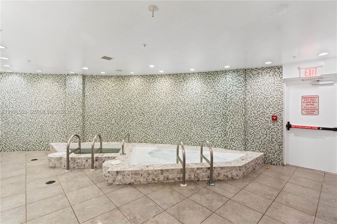 For Sale: $385,000 (1 beds, 1 baths, 978 Square Feet)