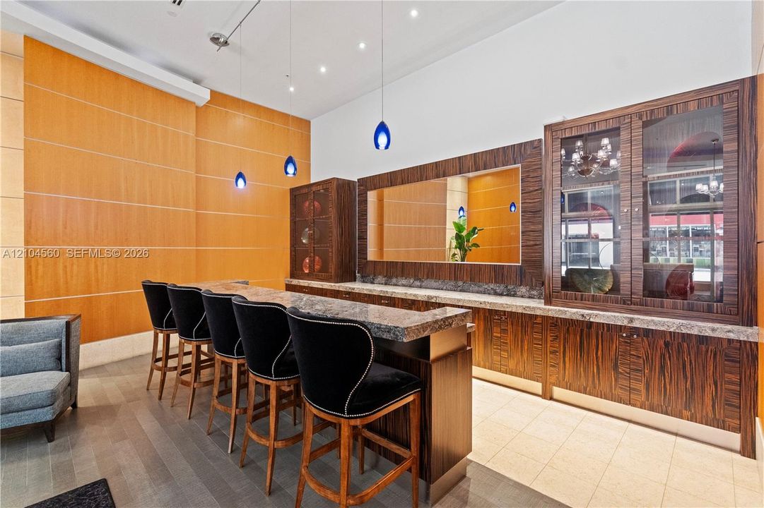 For Sale: $385,000 (1 beds, 1 baths, 978 Square Feet)