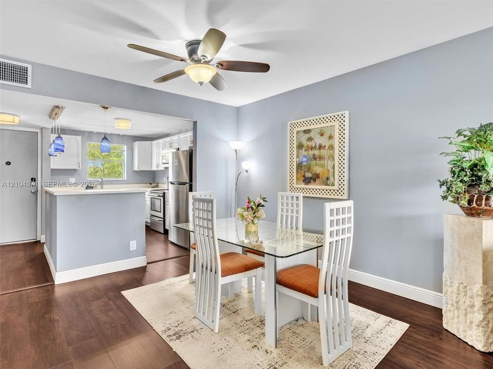 For Sale: $195,000 (2 beds, 2 baths, 950 Square Feet)