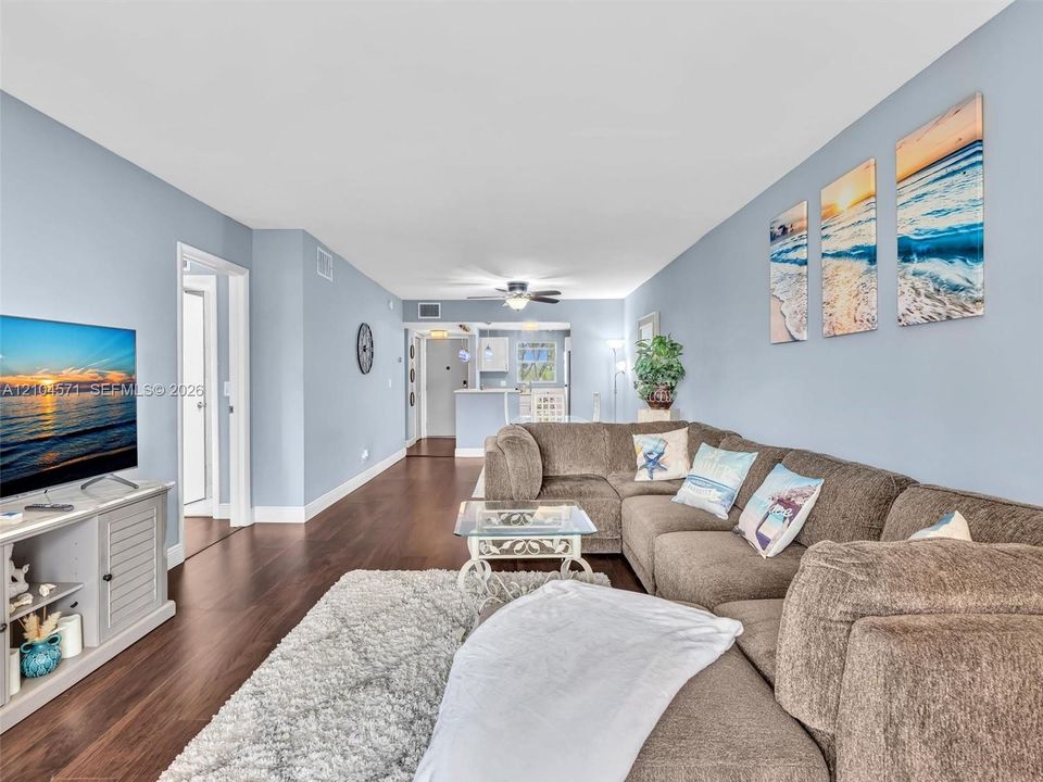For Sale: $195,000 (2 beds, 2 baths, 950 Square Feet)