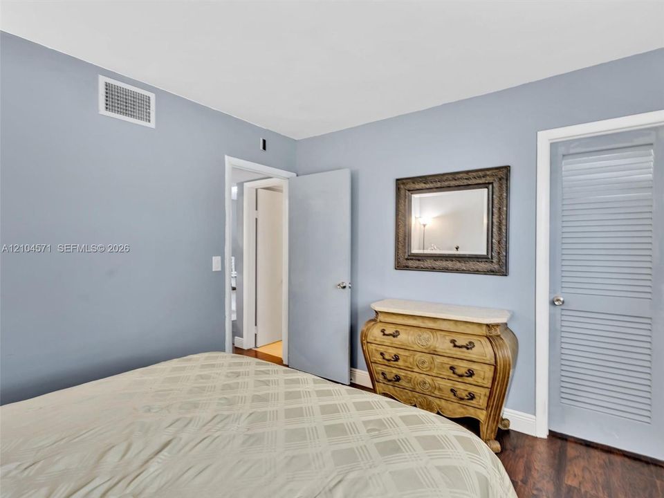 For Sale: $195,000 (2 beds, 2 baths, 950 Square Feet)