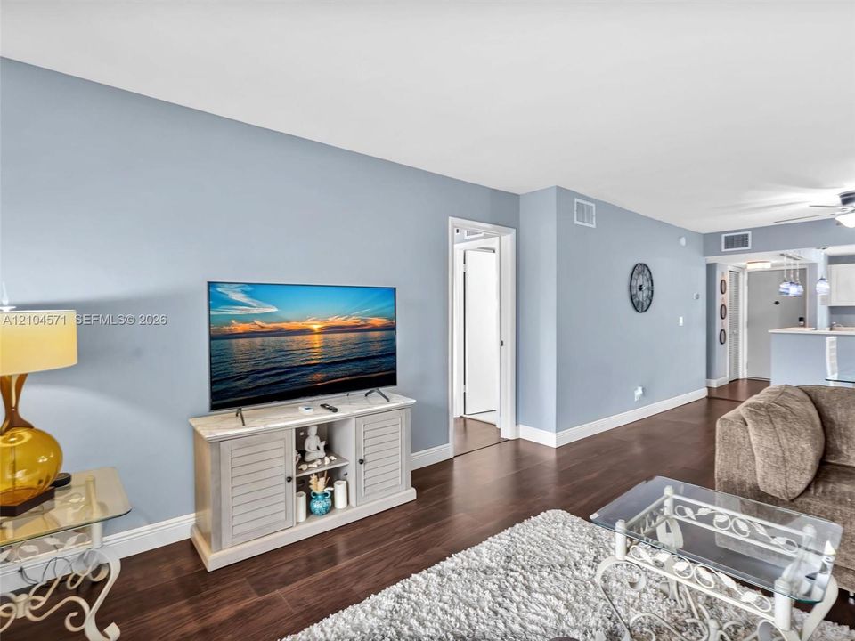 For Sale: $195,000 (2 beds, 2 baths, 950 Square Feet)
