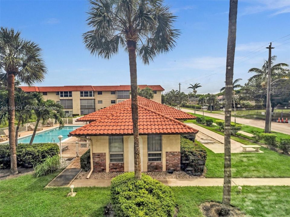 For Sale: $195,000 (2 beds, 2 baths, 950 Square Feet)